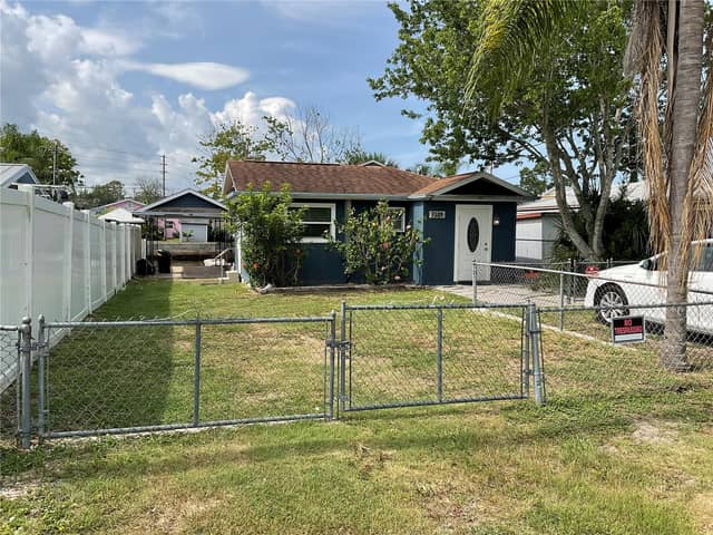 7104 FAIR LN photo