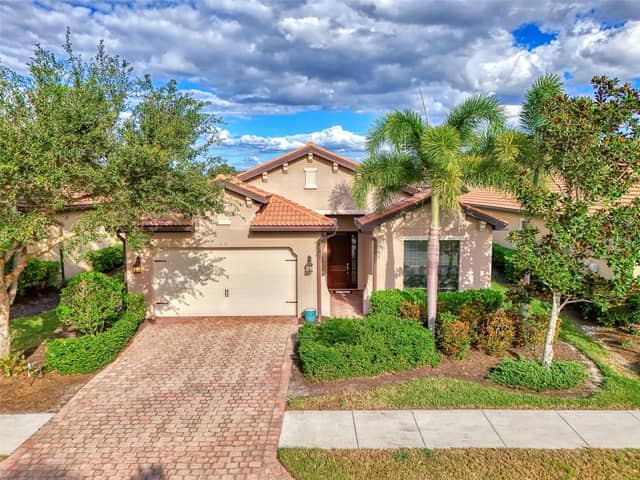 1050 BLUFFWOOD DR photo