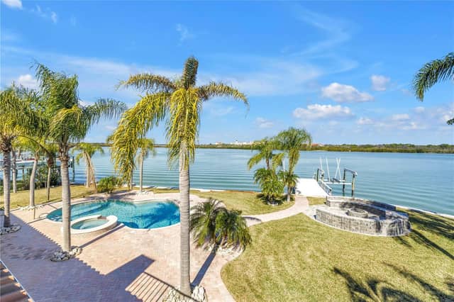 583 CRYSTAL DR photo