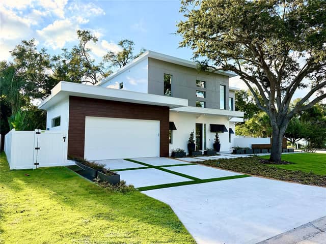 2010 HYDE PARK CIR photo