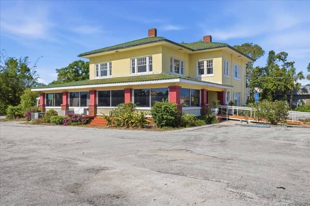 337 8TH AVE W photo