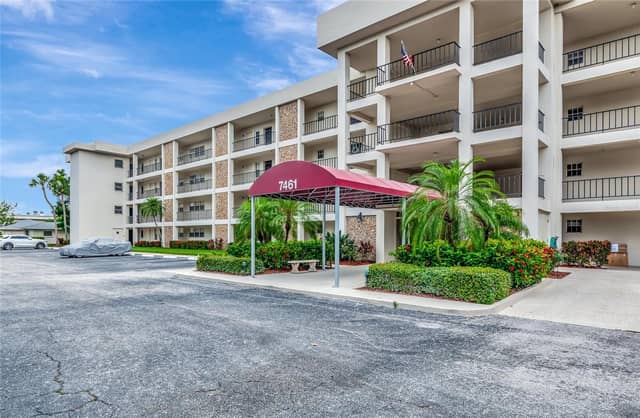 7461 W COUNTRY CLUB DR N #203 photo