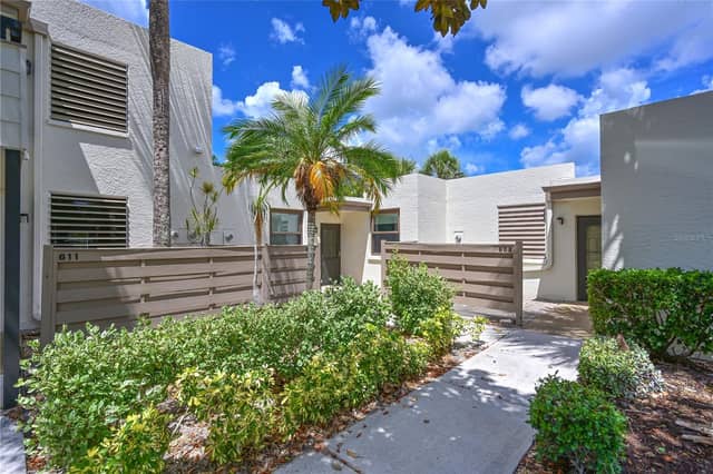 609 WOODLAWN DR photo
