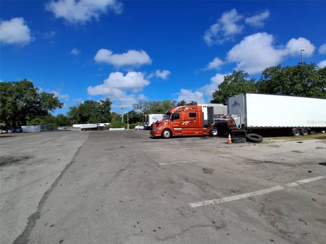 7001 CAUSEWAY BLVD photo
