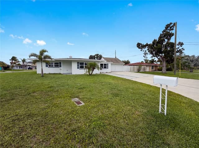 567 BAYWOOD DR N photo