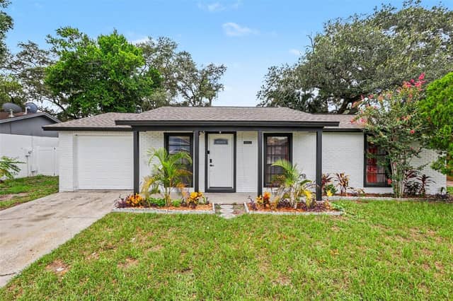 8253 GREENLEAF CIR photo