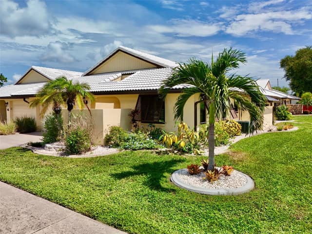 44 SANDSTONE CIR photo