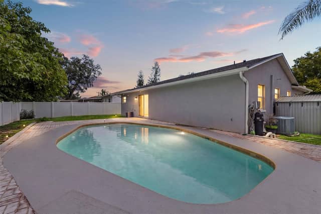 560 ROBIN HILL CIR photo