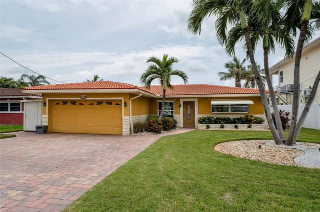 541 CRYSTAL DR photo