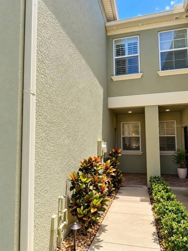 9568 TRUMPET VINE LOOP photo