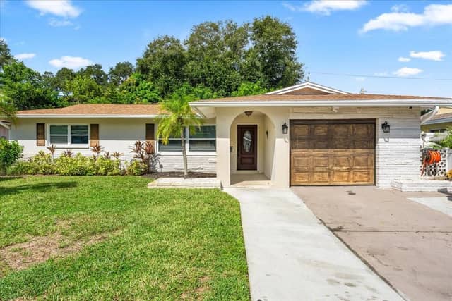 490 E LAKE DR photo