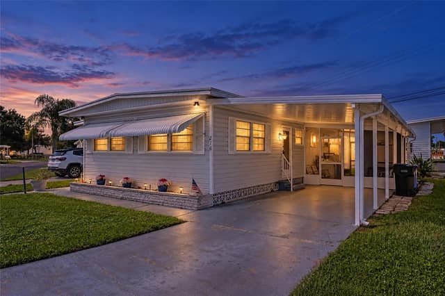 216 OUTER DR E photo