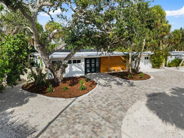 4879 COMMONWEALTH DR photo