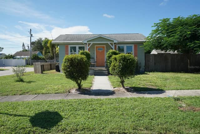 145 NE LINCOLN CIR N photo