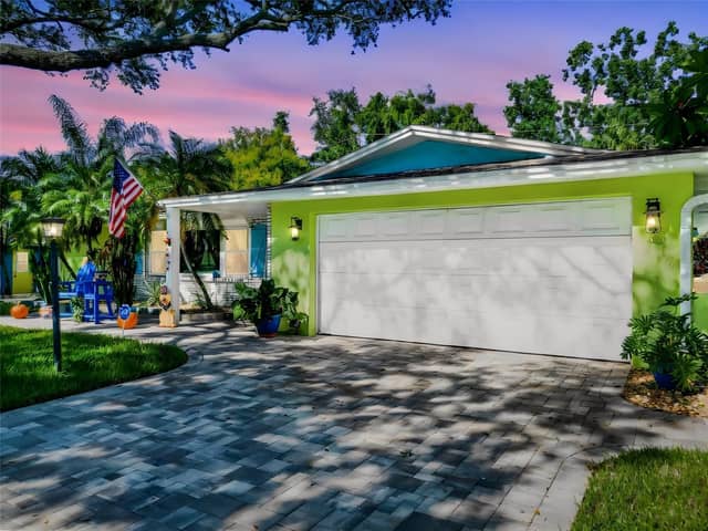 990 LEXINGTON DR photo