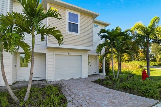 2537 6TH AVENUE DR E photo