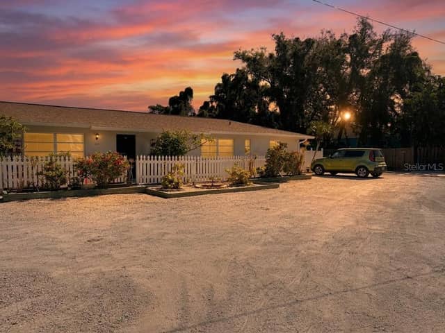 220 COLONIA LN E photo