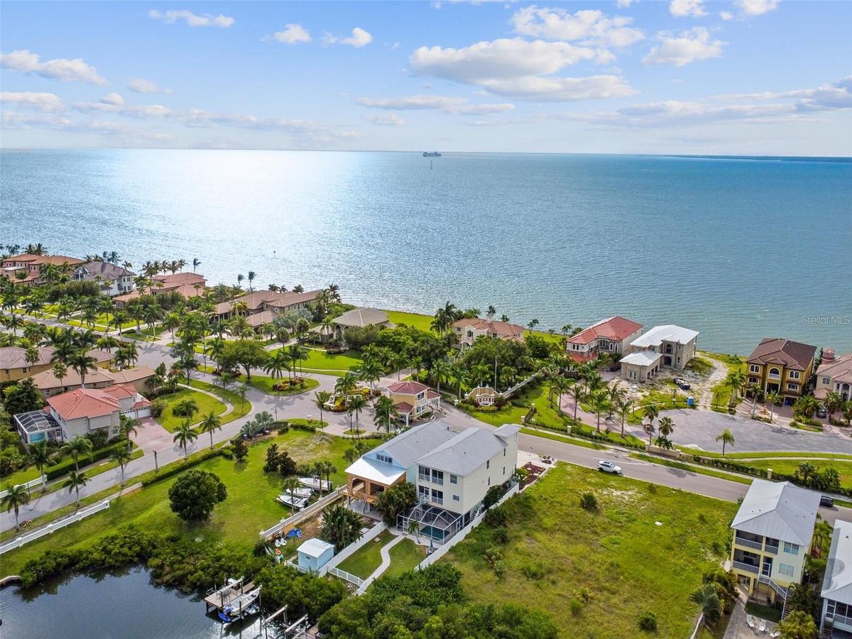 Sunset lakefront home in Sarasota-Manatee